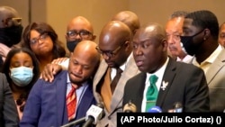 Philonise Floyd, hermano de George Floyd, abraza al abogado Chris Stewart izquierda durante una conferencia de prensa tras el veredicto. 