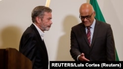 Jorge Rodríguez, jefe del equipo negociador de Maduro, hace gestos mientras Gerardo Blyde, de la Plataforma Unitaria de Venezuela, pasa a su lado durante una conferencia de prensa en la Ciudad de México. Septiembre 27, 2021. Foto: REUTERS/Luis Cortes.