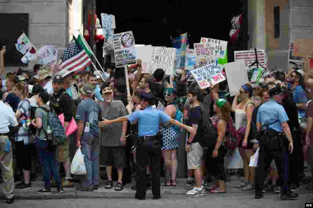 Estadounidenses se manifiestan en apoyo al senador por el estado de Vermont Bernie Sanders frente al Ayuntamiento de Filadelfia, antes de la apertura de la Convención Demócrata en Filadelfia, Estados Unidos, hoy, 25 de julio de 2016.