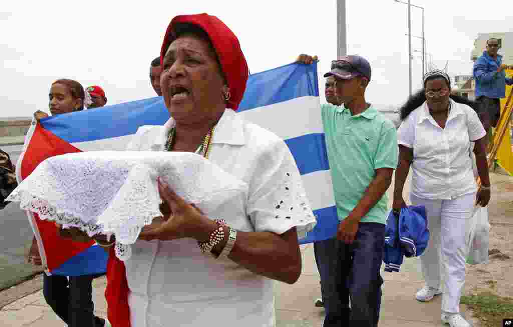 Reina Luisa Tamayo lleva una urna con las cenizas de su hijo Orlando Zapata Tamayo. La señora se convirtió en una poderosa voz en las denuncias por los maltratos a los presos políticos cubanos.