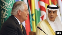 El Secretario de Estado Rex Tillerson (izq) y su similar saudita Adel al-Jubeir durante una cumbre entre el mundo árabe islámico y EE.UU.