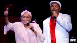 La cantante cubana Omara Portuondo (izq), durante su actuación esta noche acompañada por Orquesta Buena Vista Social Club.