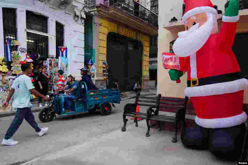 Un Santa Claus inflable a la entrada de un negocio en La Habana.&nbsp;REUTERS/Alexandre Meneghini