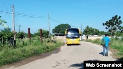 Omnibus con deportados saliendo del Vivac de La Habana. Foto de Abraham Jiménez Enoa