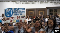 Trabajadores de la Salud apoyan al presidente interino Juan Guaidó durante el encuentro con sindicalistas en Caracas, el 5 de marzo de 2019. (Federico Parra / AFP).