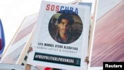 Un manifestante sostiene un cartel que pide la libertad de Luis Manuel Otero Alcántara. (Reuters/Daniel Becerril/Archivo)