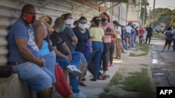 Cola para comprar productos en dólares en La Habana.