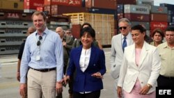 Pritzker, al centro con chaqueta azul, recorre El Mariel, en su primera visita a la isla. 