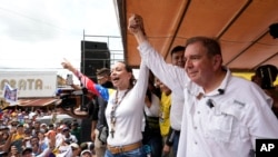 ARCHIVO - El candidato presidencial Edmundo González y la líder opositora María Corina Machado saludan a sus partidarios en un mitin de campaña en Barinas, Venezuela, el 6 de julio de 2024. (Foto AP/Ariana Cubillos, Archivo)