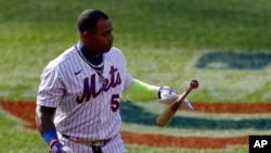 El cubano Yoenis Céspedes de los Mets de Nueva York tras poncharse en un juego ante los Bravos de Atlanta, el sábado 25 de julio de 2020. (AP Foto/Adam Hunger)