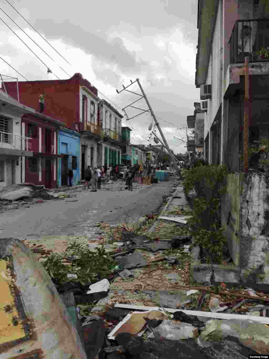 Intenso tornado causa severos daños en La Habana