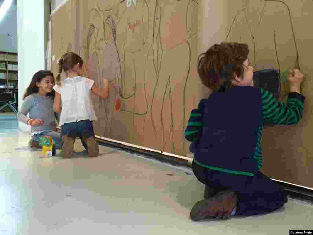 En la peña &quot;Locos y Bajitos&quot; se abrió un espacio de plástica para niños.