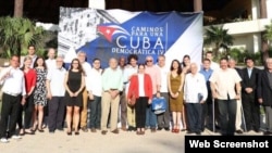 Participantes en el cuarto encuentro "Caminos hacia una Cuba Democrática", en Cancún, México. 