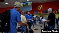 Pasajeros en el Aeropuerto Internacional de La Habana.