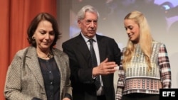 El escritor peruano, Mario Vargas Llosa (c) y las esposas de los opositores venezolanos presos Leopoldo López y Antonio Ledezma, Lilian Tintori (d) y Mitzy Capriles (i).