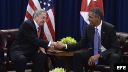 Barack Obama se reúne con su homólogo cubano, Raúl Castro, en la sede de las Naciones Unidas en Nueva York. EFE