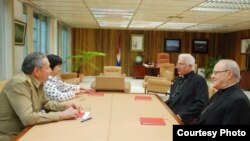 Raúl Castro con el cardenal Ortega y monseñor Dionisio García.