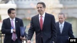 El gobernador de Nueva York, Andrew Cuomo (c). 