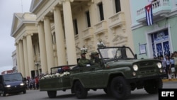 Cubanos saludan al paso de la caravana con las cenizas del fallecido líder de la revolución cubana, Fidel Castro, hoy, jueves 1 de diciembre de 2016, en Santa Clara (Cuba).