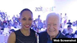 (i-e) Kimberley Motley y el expresidente estadounidense Jimmy Carter. Foto archivo.