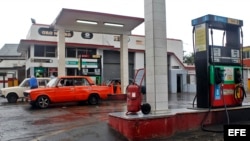 Varias estaciones de servicio que expenden solo gasolina especial amanecieron cerradas el 1 de abril cuando entró en vigor la medida que limita la venta de combustible prémium. 