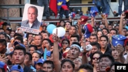 Seguidores de Manuel Rosales esperaron su llegada el 15 de octubre del 2015, en el Aeropuerto Internacional de La Chinita, en Maracaibo (Venezuela). El excandidato presidencial venezolano Manuel Rosales fue detenido al llegar voluntariamente al aeropuerto