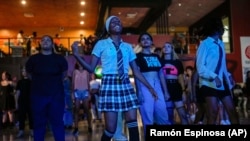 Jóvenes bailan al ritmo del K-pop, música popular coreana, en una casa cultural en La Habana, Cuba, el sábado 7 de septiembre de 2024. (Foto AP/Ramón Espinosa)