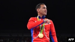 Robeisy Ramírez con la medalla de bronce en las Olimpíadas de Río de Janeiro en 2016. (Yuri CORTEZ / AFP) 