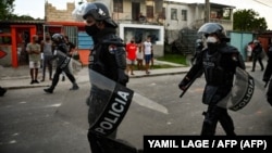 Antimotines recorren La Güinera el 12 de julio de 2021, un día después del levantamiento nacional contra el régimen comunista. (Yamil Lage / AFP).