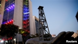 Una escultura frente a la sede de PDVSA en Caracas, Venezuela. (Reuters/Leonardo Fernández Viloria).