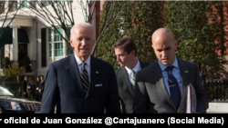 El presidente Joe Biden (izq.) junto a su asesor de Seguridad Nacional para el Hemisferio Occidental, Juan González. Tomado de @Cartajuanero.