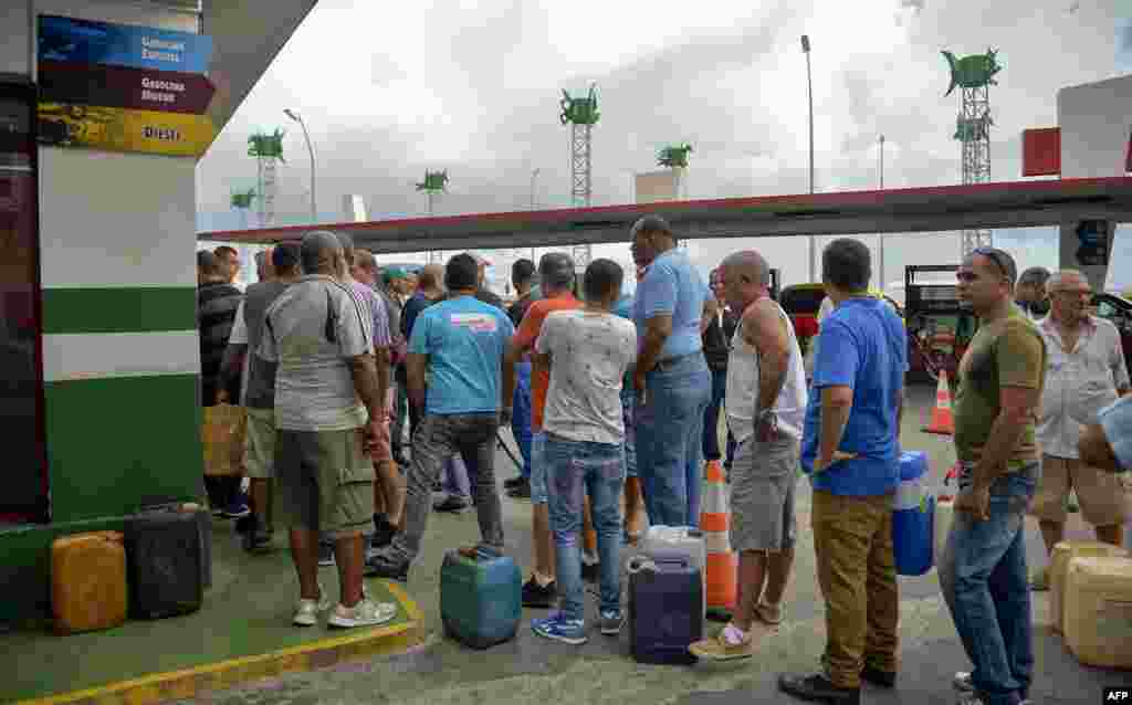 Cubanos hacen fila para una gasolinera. AFP/ Yamil Lage