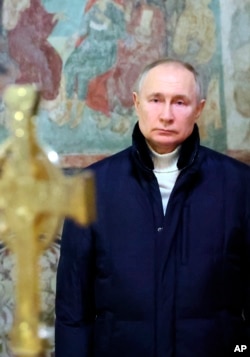 Putin asiste al servicio navideño en la Catedral de la Anunciación en el Kremlin de Moscú en Moscú, Rusia, el sábado 7 de enero de 2023. Mikhail Klimentyev, Sputnik, foto de la piscina del Kremlin vía AP.