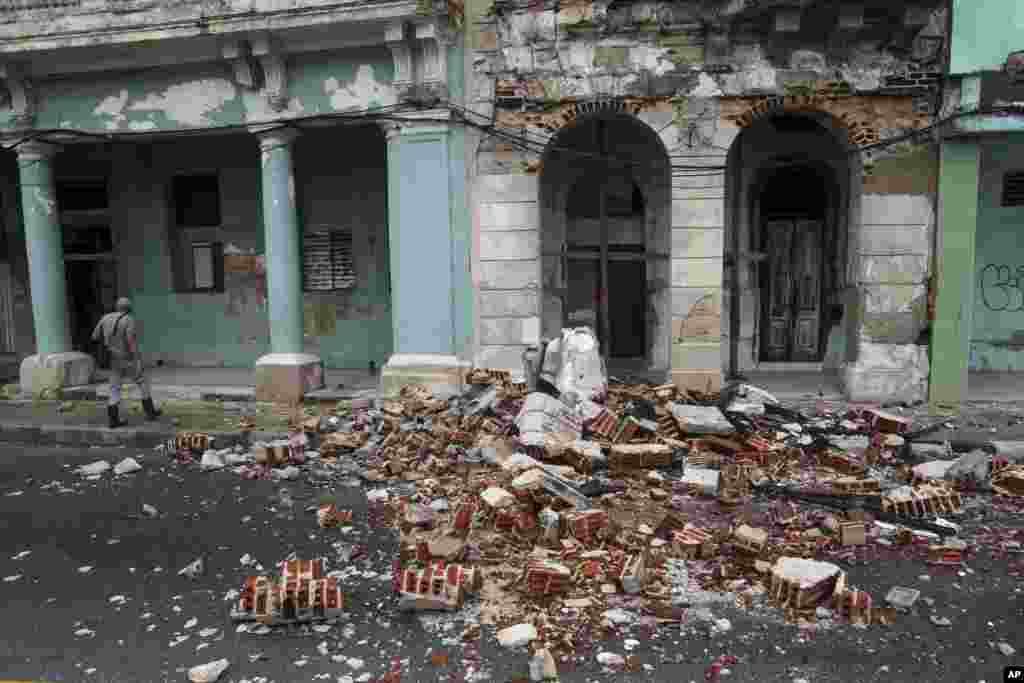 Escombros de un derrumbe ocurrido en La Habana tras el paso del huracán Rafael.