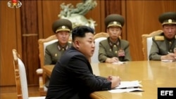 El líder de Corea del Norte, Kim Jong-un, que preside una reunión de emergencia con el Comité Central Militar del Partido de los Trabajadores. Captura de video del canal Central de Televisión de Corea facilitada por la agencia coreana Yonhap.