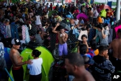 Caravana de migrantes descansa en un refugio improvisado en Huixtla, estado de Chiapas, México. (AP Photo/Moises Castillo)