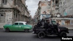 Un vehículo de las fuerzas especiales patrulla las calles de La Habana. (Reuters/Alexandre Meneghini/Archivo)