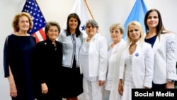 Nikki Haley junto a las Damas de Blanco. Tomado de @nikkihaley