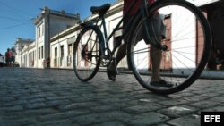 Vista de una calle adoquinada en la ciudad de Cienfuegos.