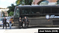 Policía de Puerto Rico custodia al equipo Vegueros.