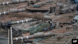 Soldados israelíes duermen en tanques en una zona de preparación en el norte de Israel, en cerca de la frontera con Líbano, el martes 1 de octubre de 2024. (AP Foto/Baz Ratner)