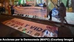 Protesta del exiliados cubanos frente a la sede del PSOE en Madrid el 4 de febrero de 2022.