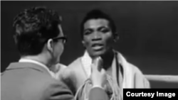 El boxeador cubano José Legrá, antes de su tope contra Yves Desmarets, en 1967. (Captura de video del canal de Youtube Retroclips) 