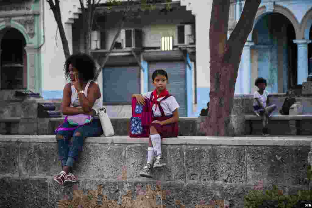 Estudiante de primaria en el Paseo del Prado el primer día de clases.