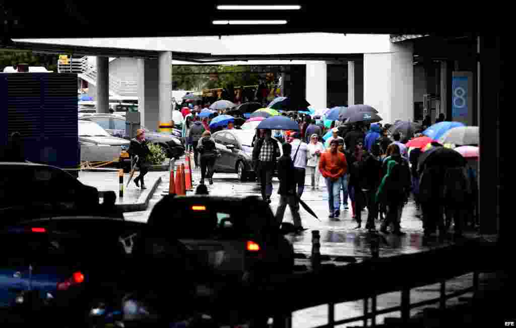 Decenas de personas asisten para votar en el plebiscito sobre el acuerdo de paz hoy, domingo 2 de octubre de 2016, en un centro de votación en la ciudad de Bogotá.