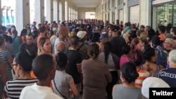 Aglomeración de personas en el mercado de Cuatro Caminos, en La Habana. (Foto: @MarioJPenton)