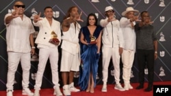 Alexander Delgado, Randy Malcolm, Yotuel, Beatriz Luengo, Yadam González, Descemer Bueno y El Funky celebran los Grammy a Patria y Vida.