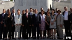 El presidente de Francia François Hollande y su delegación posan ante la estatua de José Martí, en la Plaza de la Revolución de La Habana.