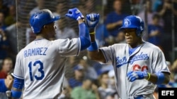 Hanley Ramirez (i) de los Dodgers de Los Angeles felicita a Yasiel Puig (d) tras batear un jonrón ante los Cachorros de Chicago durante un partido de la MLB. 