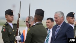 Miguel Díaz-Canel es recibido por el Secretario de Salud de México, David Kershenobich, (2nd izq.), a su llegada este domingo a la nación azteca. (Alfredo Estrella/AFP)